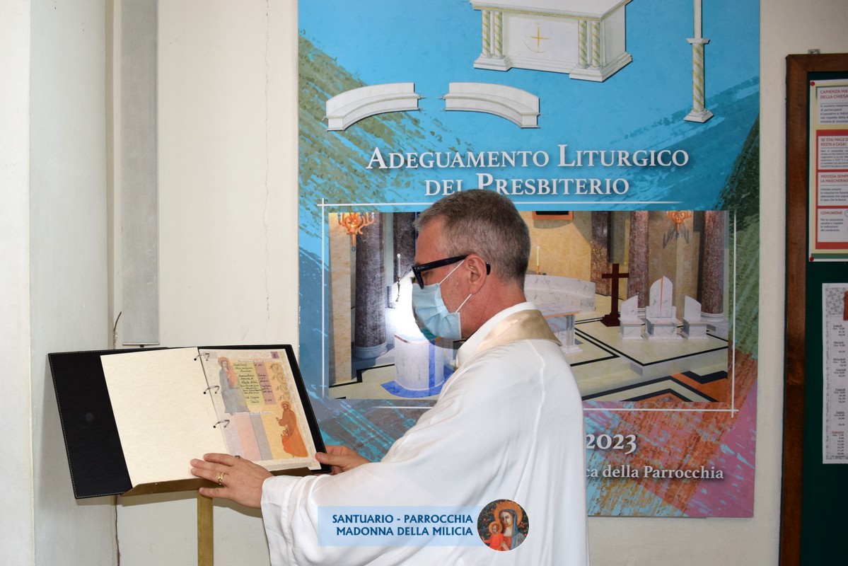 Cerimonia di scopertura pannello progetto di adeguamento del presbiterio